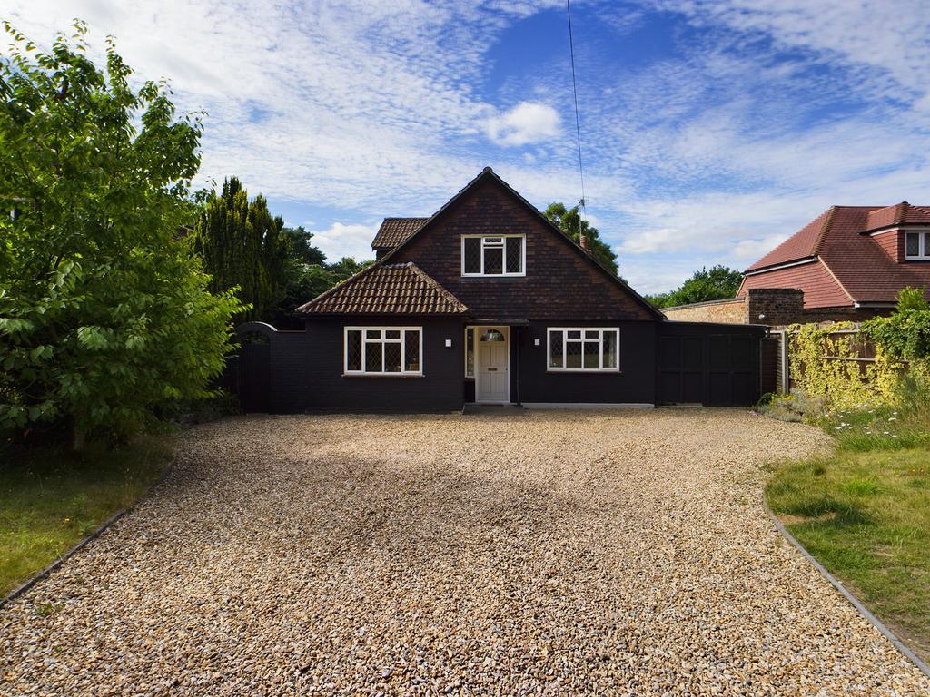 Rowtown, Addlestone, Surrey, KT15 4 bed bungalow £2,750 pcm (£635 pw)