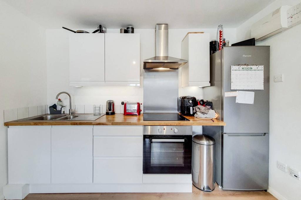 Bowman Mews, Southfields, London, SW18 1 bed flat £3,250 pcm (£750 pw)