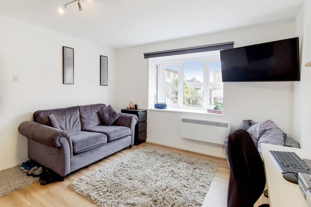 Bowman Mews, Southfields, London, SW18 1 bed flat £3,250 pcm (£750 pw)