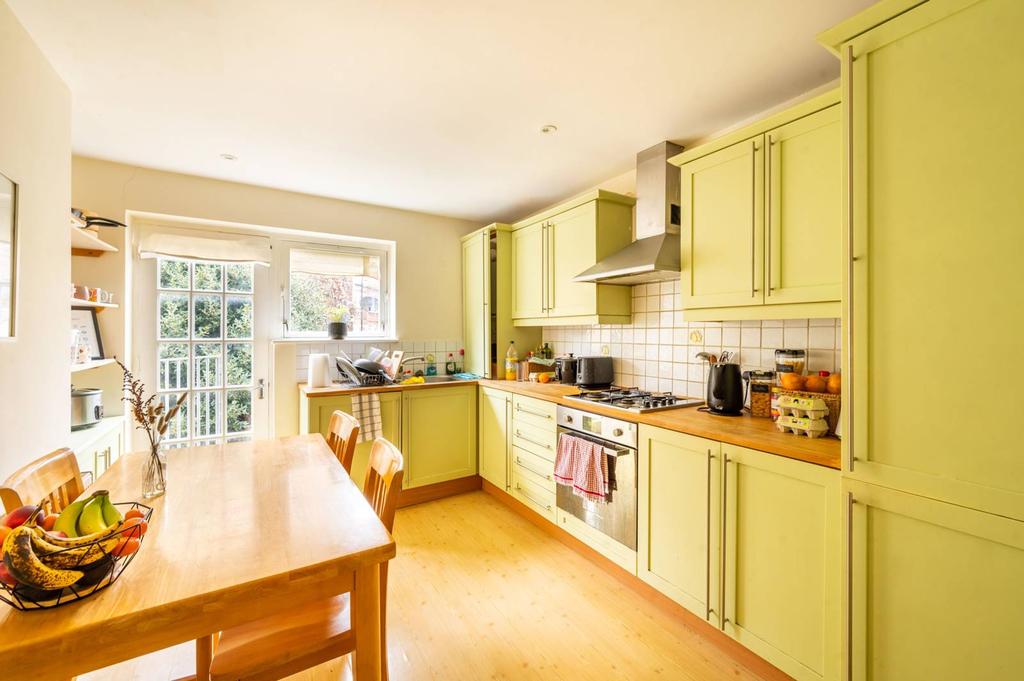 Rosebury Road, Sands End, London, SW6 2 bed flat for sale £500,000