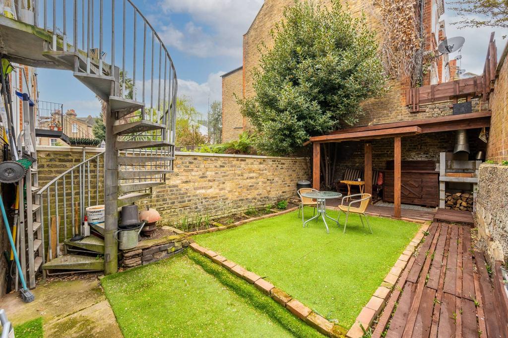 Rosebury Road, Sands End, London, SW6 2 bed flat for sale £500,000