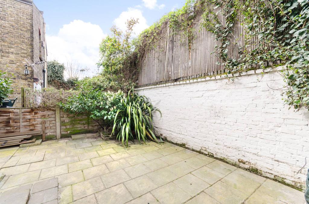 Wandsworth Bridge Road, Fulham, London, SW6 2 bed flat for sale £600,000