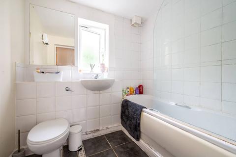 2 bedroom flat for sale - Woodlands Close, Guildford, GU1