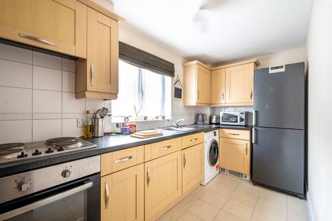 2 bedroom flat for sale - Woodlands Close, Guildford, GU1