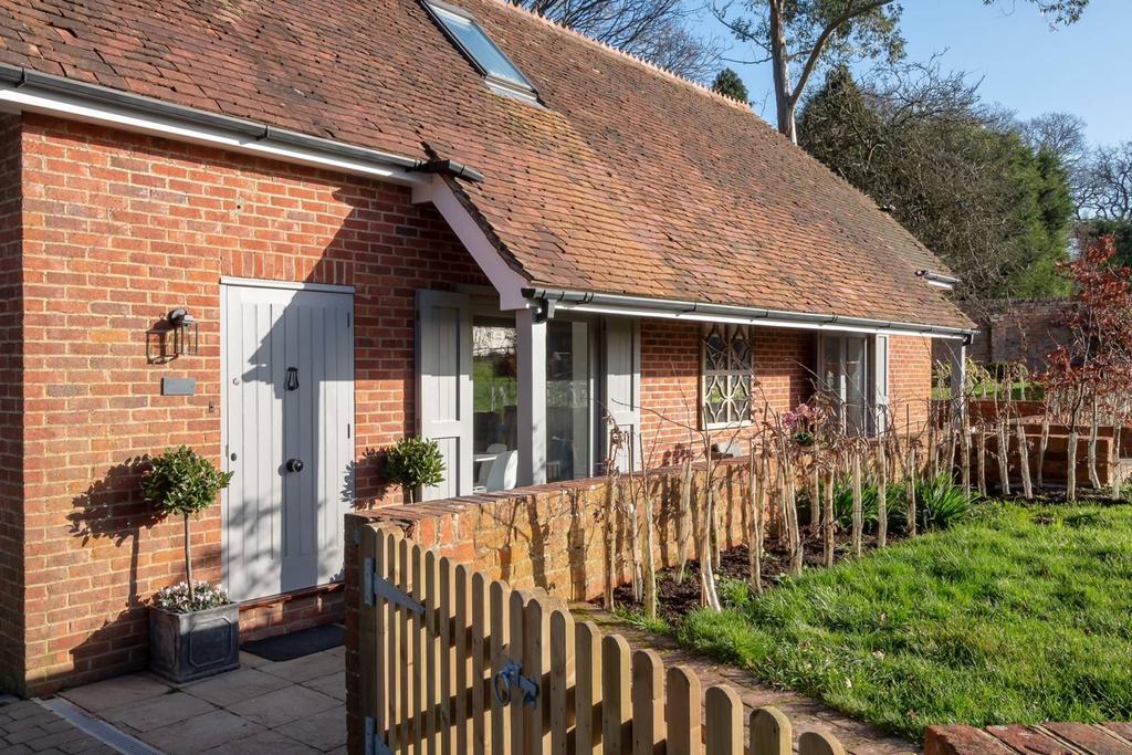 Knowle Lane, Cranleigh, GU6 2 bed cottage to rent £3,900 pcm (£900 pw)