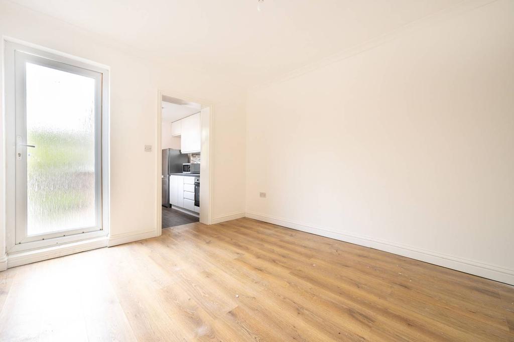 Ludlow Road, Guildford, GU2 3 bed semidetached house £2,000 pcm (£