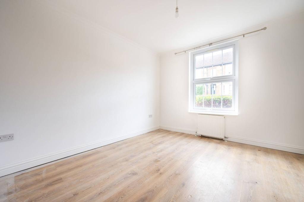 Ludlow Road, Guildford, GU2 3 bed semidetached house £2,000 pcm (£