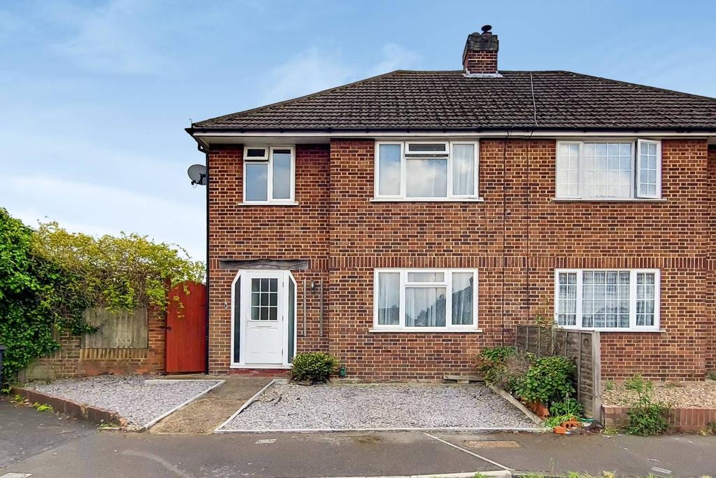 Verona Drive, Surbiton, KT6 3 bed semidetached house £650,000