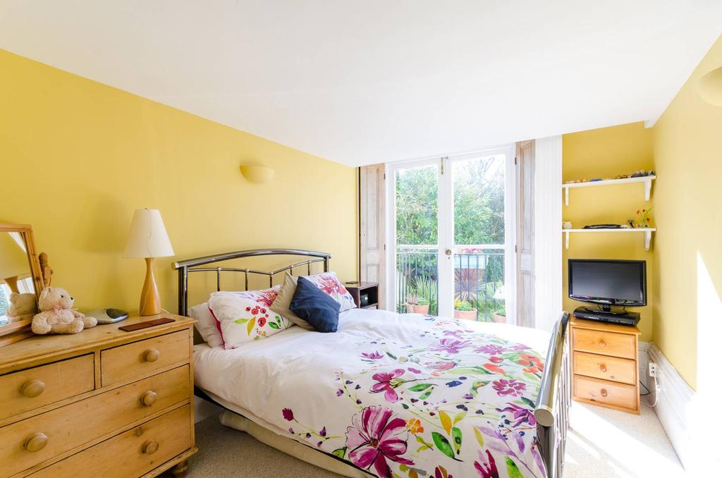 Wolsey Road, East Molesey, KT8 3 bed flat £3,000 pcm (£692 pw)