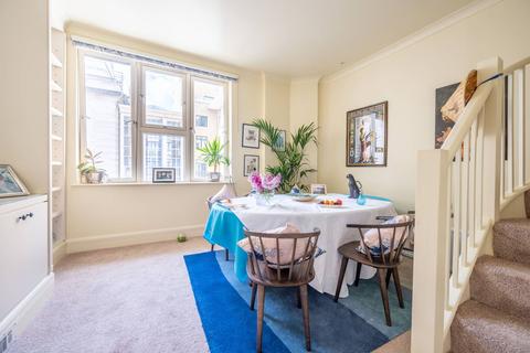 Apartment 311, East Block Forum Magnum Square, London, SE1 7GN