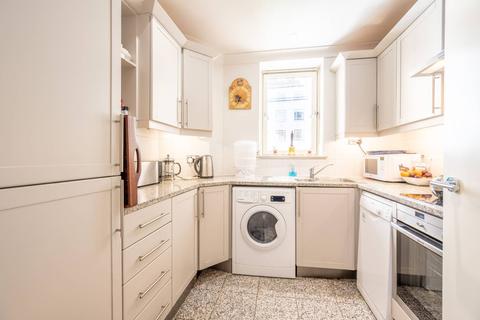 Apartment 311, East Block Forum Magnum Square, London, SE1 7GN