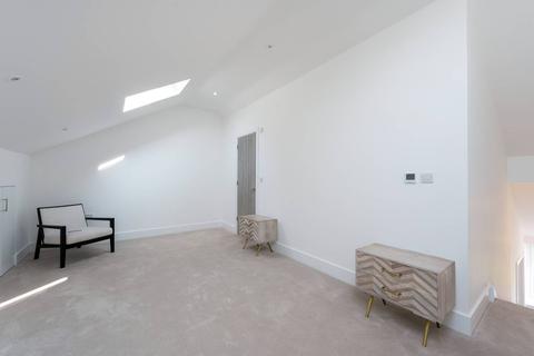 2 bedroom flat for sale - Hyder Court, New Malden, KT3