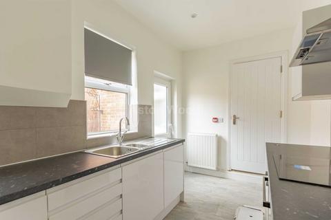 3 bedroom semi-detached house to rent, Broadgate, Beeston