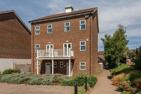 51 Beaumont Drive, Worcester Park, KT4 8FE