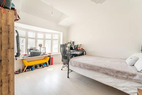 34 Woodleigh Avenue, London, N12 0LL