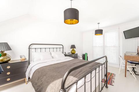 34 Woodleigh Avenue, London, N12 0LL