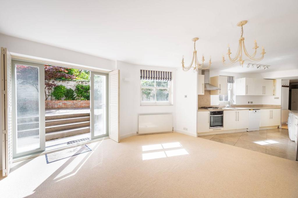St Quintin Avenue, North Kensington... 2 bed flat £1,095,000