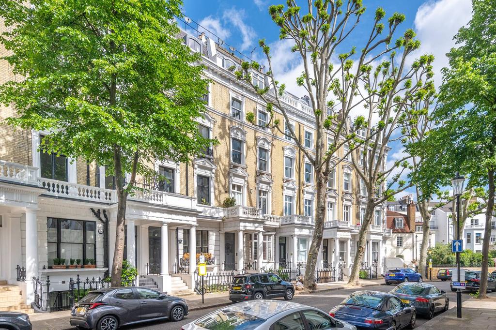Linden Gardens, Notting Hill, London, W2 2 bed flat for sale £950,000