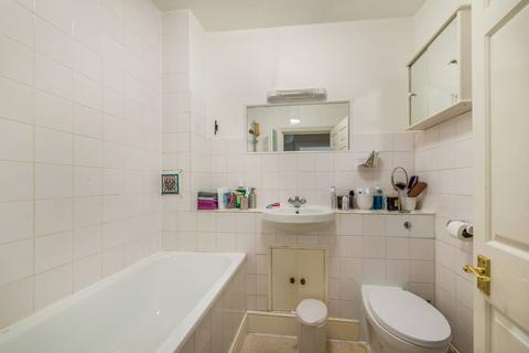 Flat 4, 25 Queens Gardens, London, W2 3BD