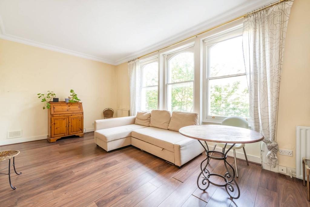 Colville Road, Notting Hill Gate... 1 bed flat £2,145 pcm (£495 pw)