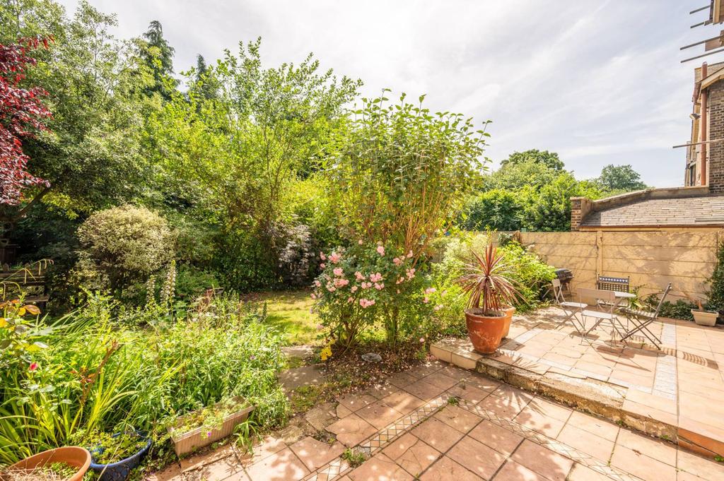 Consort Road, Peckham, London, SE15 3 bed flat for sale £695,000