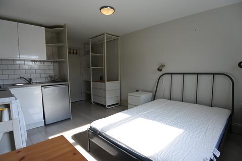 Studio to rent, Cricklewood Broadway, Cricklewood, London NW2