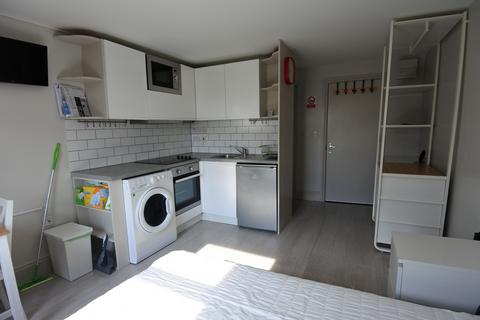 Studio to rent, Cricklewood Broadway, Cricklewood, London NW2