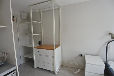 Studio to rent, Cricklewood Broadway, Cricklewood, London NW2