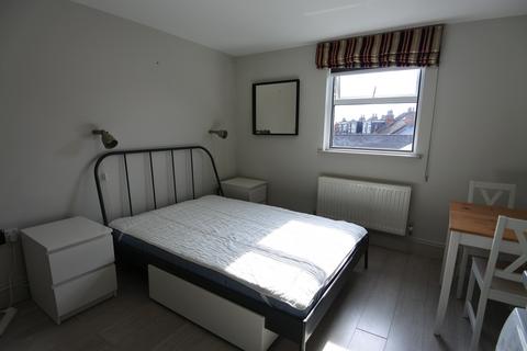 Studio to rent, Cricklewood Broadway, Cricklewood, London NW2