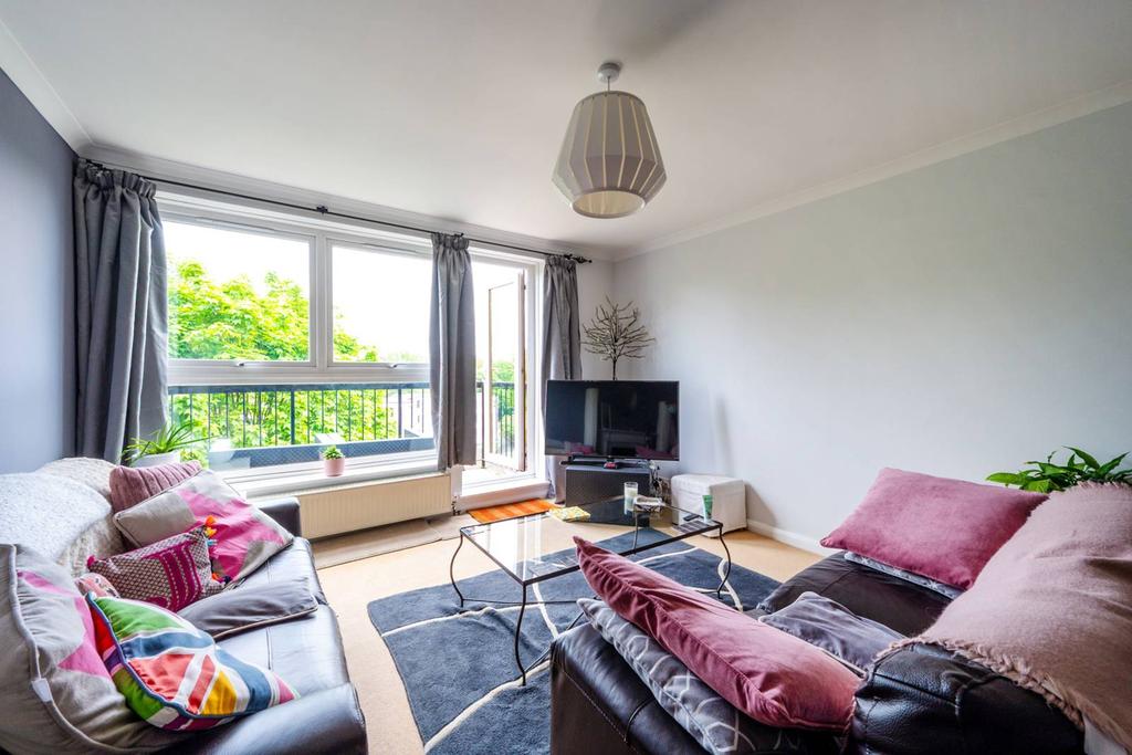Warwick Drive, Putney, London, SW15 2 bed flat £1,950 pcm (£450 pw)