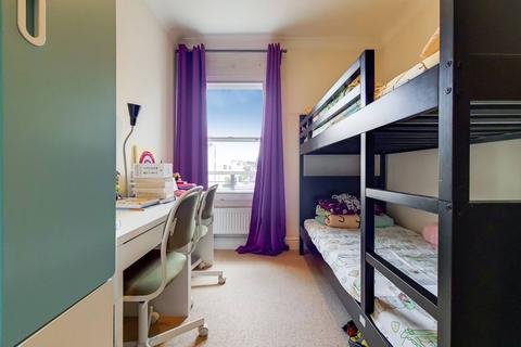Flat 5, Winchester Court Castlegate, Richmond, TW9 2LQ