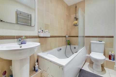 Flat 5, Winchester Court Castlegate, Richmond, TW9 2LQ