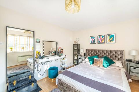 13 Bankside Close, Isleworth, TW7 7EW