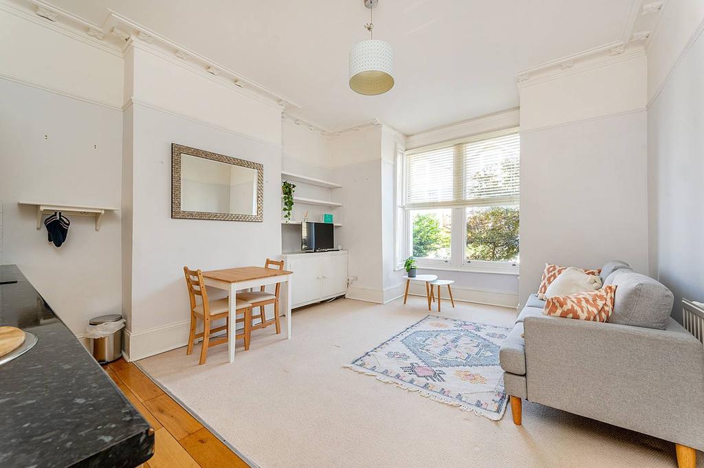 St. Stephens Avenue, Shepherd's Bush... 2 bed flat £2,600 pcm (£600 pw)