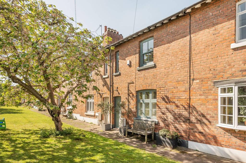 Midland Terrace, Cricklewood, London, NW2 3 bed cottage £650,000