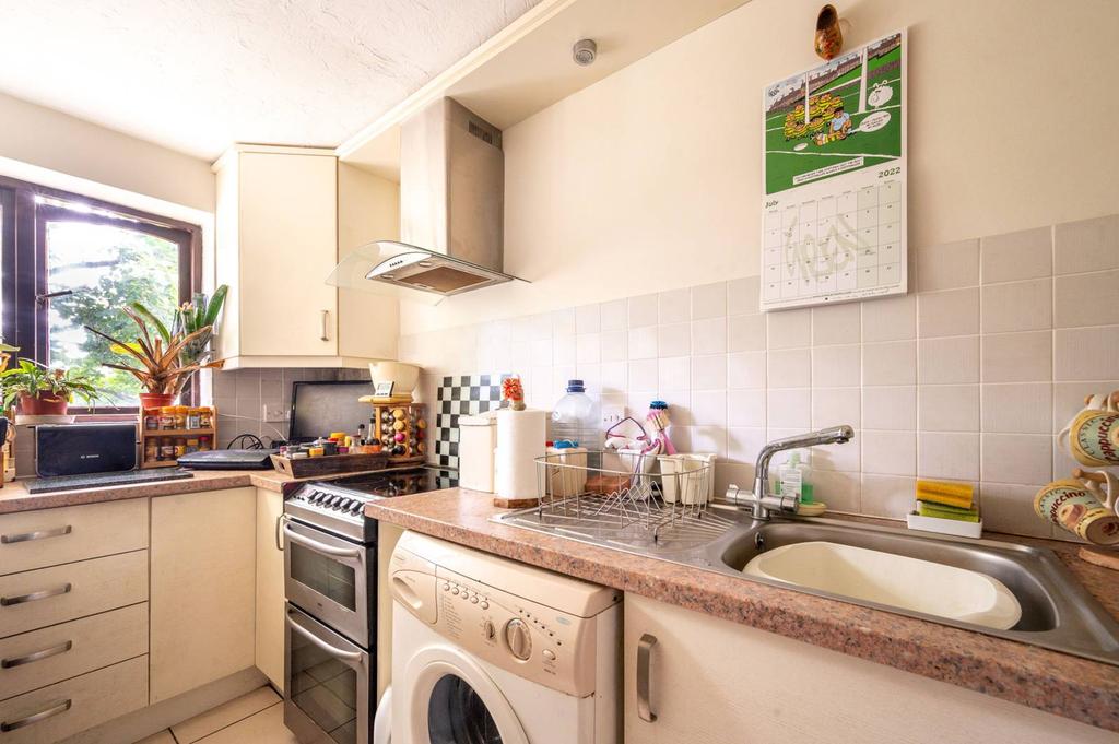 Latimer Close, Woking, GU22 1 bed flat for sale £157,000