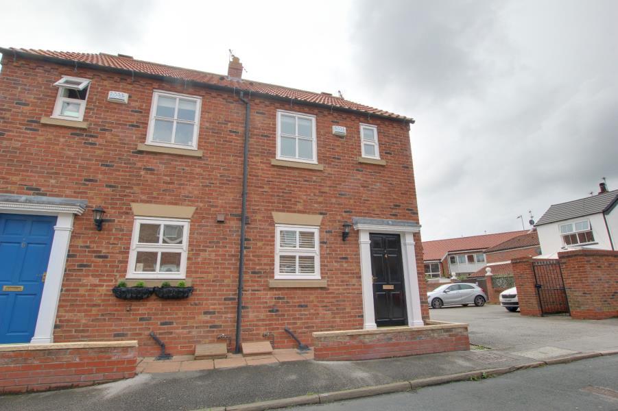 HOLME CHURCH LANE, BEVERLEY, HU17 0QR 2 bed semidetached house £650