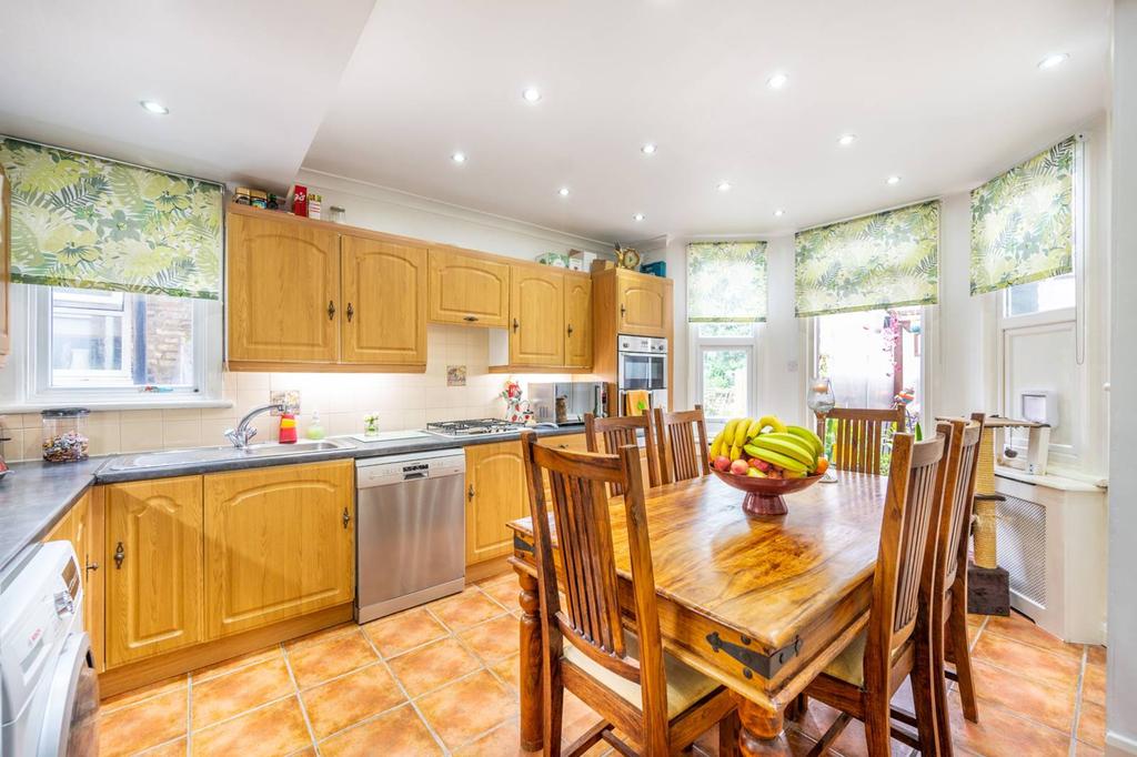 Drayton Road, Harlesden, London, NW10 2 bed flat for sale £500,000