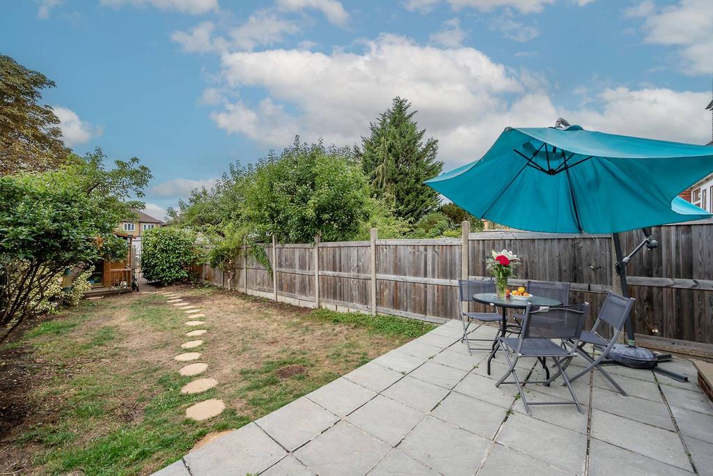 Churston Drive, Morden, SM4 4 bed house £3,900 pcm (£900 pw)