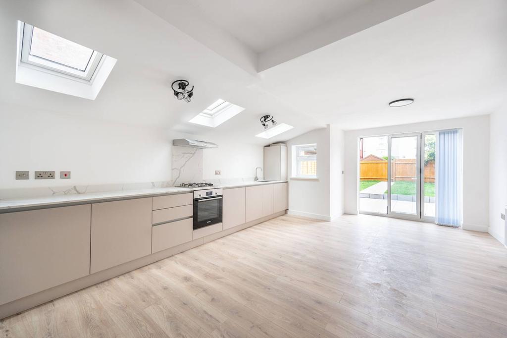 Leopold road, Willesden, London, NW10 3 bed flat £2,400 pcm (£554 pw)