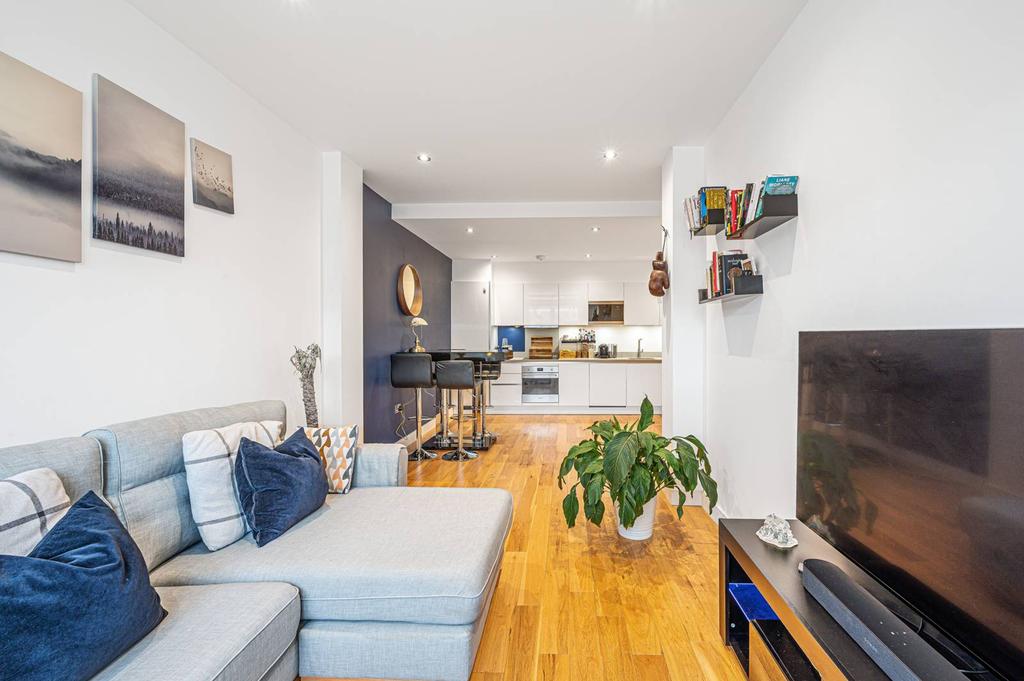 Research House, Perivale, Greenford, UB6 1 bed flat £300,000