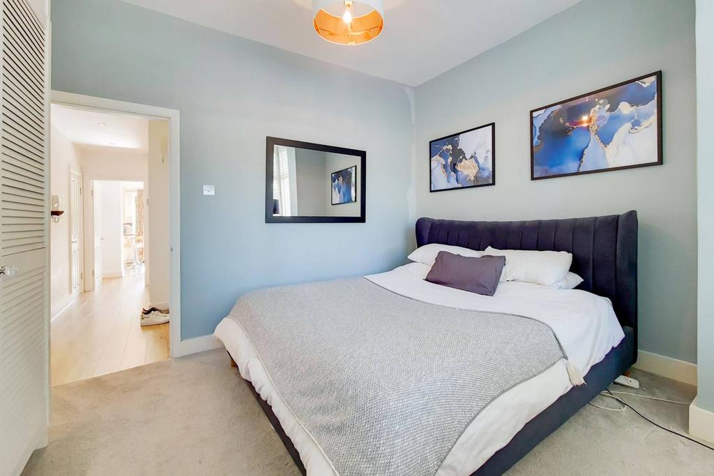 Ambleside Avenue, Streatham, London, SW16 2 bed flat £550,000