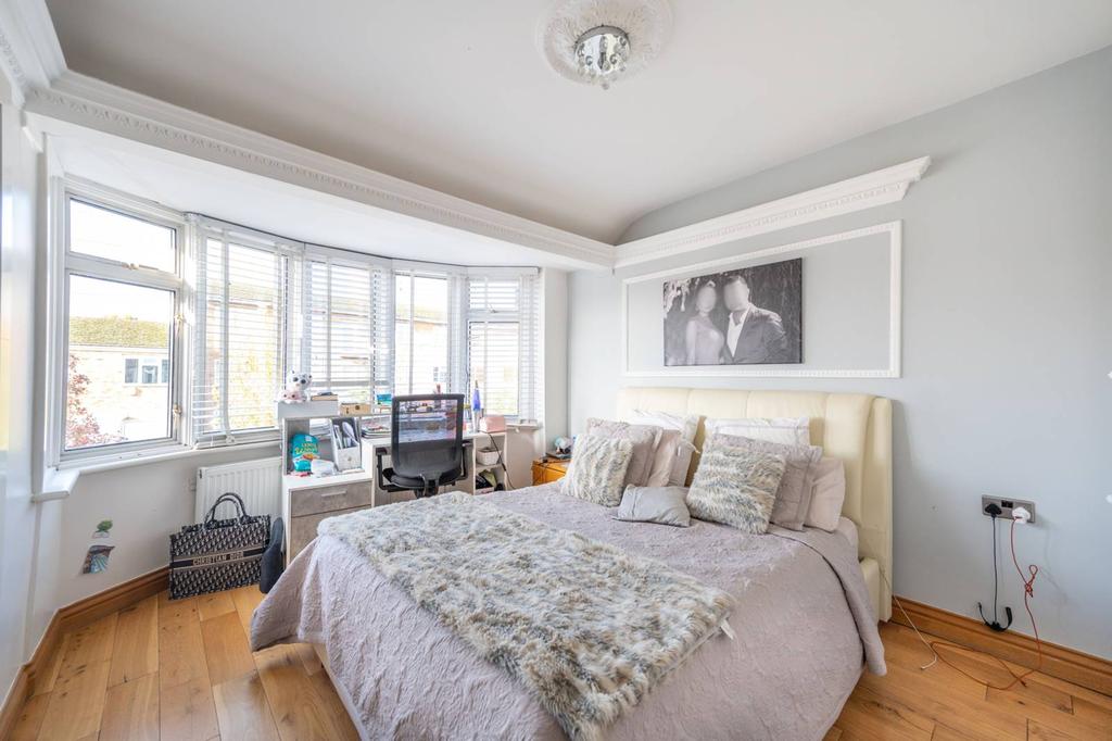 Hodder Drive, Perivale, Greenford, UB6 4 bed terraced house £3,000 pcm (£692 pw)