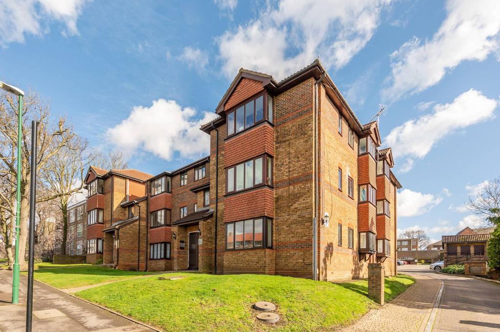 Benhill Wood Road, Sutton, SM1 1 bed flat for sale £230,000
