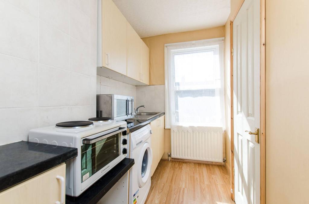 Rostella Road, Tooting, London, SW17 Studio - £950 pcm (£219 pw)