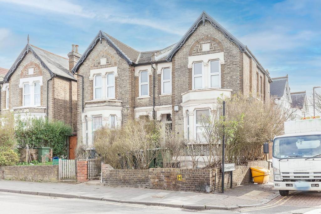 Greyhound Lane, SW16, Streatham Common, London, SW16 2 bed flat £