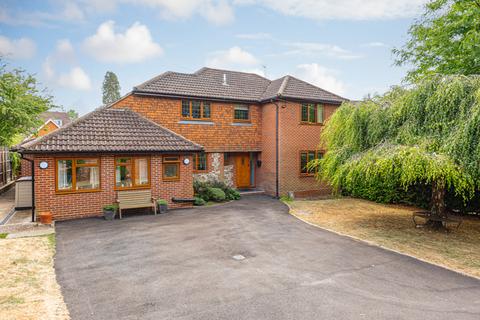 3 Harriotts Close, Ashtead, KT21 2QL