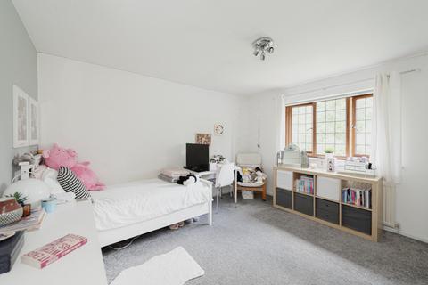 3 Harriotts Close, Ashtead, KT21 2QL