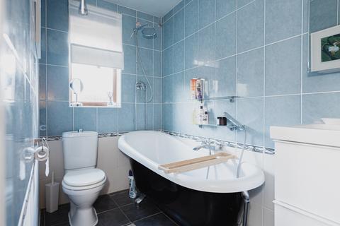 3 Harriotts Close, Ashtead, KT21 2QL