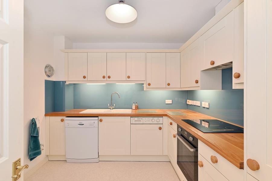 Lockview Court Narrow Street... 2 bed apartment £1,950 pcm (£450 pw)